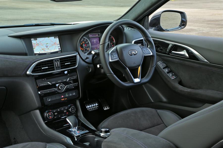  Infiniti Q30S 2.2d AWD 2016 года  (UK) (фото 20 из 25)